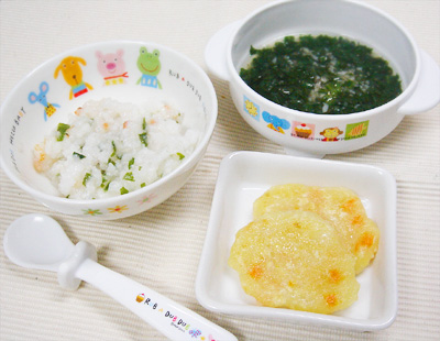 【離乳食後期】サクラエビとワカメのおかゆ/豆腐とジャガイモのおやき/シイタケと青菜の味噌汁