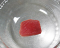赤身魚の刺身の切り身を用意する
