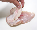鶏肉の白い筋や皮を取り除く