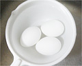 ゆで卵を冷水にさらす