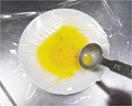 耐熱皿に敷いたラップの上に溶き卵を薄く広げてのせる