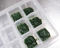 小松菜を製氷皿で冷凍