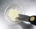 パスタ（スパゲッティ・マカロニ）をキッチンバサミで切る
