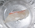 白身魚の刺身の切り身を用意する