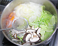 野菜スープ用にゆでたチンゲン菜を使う