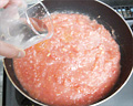 トマトソースに水を加えて弱火で煮込む